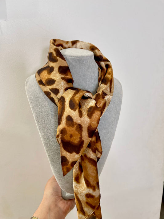 PAÑUELO DE SEDA CORTO