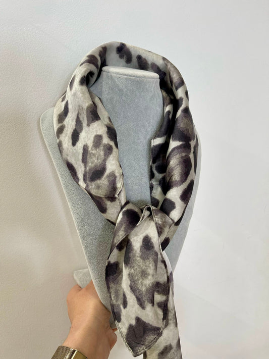 PAÑUELO DE SEDA CORTO